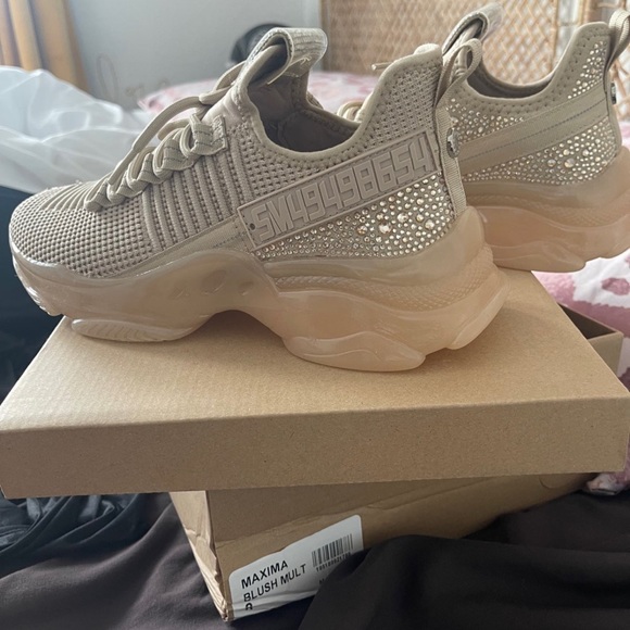 Steve Madden Sneakers - Picture 2 of 4